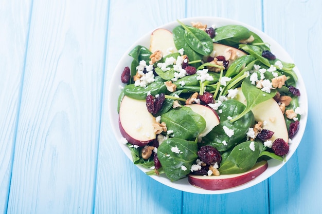 Salada de espinafre de outono com queijo de maçã, nozes e cranberry seco Comida vegetariana saudável