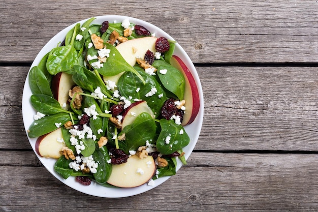 Salada de espinafre de outono com queijo de maçã, nozes e cranberry seco Comida vegetariana saudável