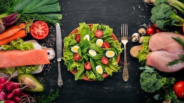 Salada de espinafre e ovos de codorna em um fundo de madeira Comida saudável Vista superior Copiar espaço