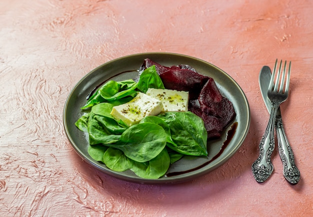 salada de espinafre e queijo