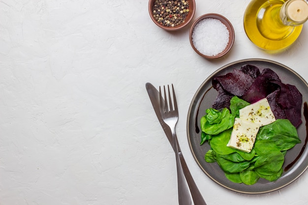 salada de espinafre e queijo