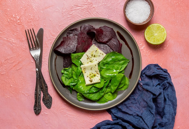 salada de espinafre e queijo