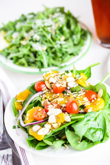 Salada de espinafre laranja no prato em restaurante italiano.