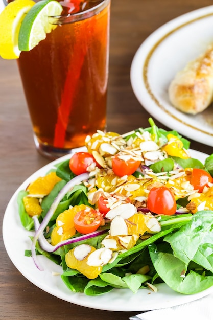 Salada de espinafre laranja no prato em restaurante italiano.