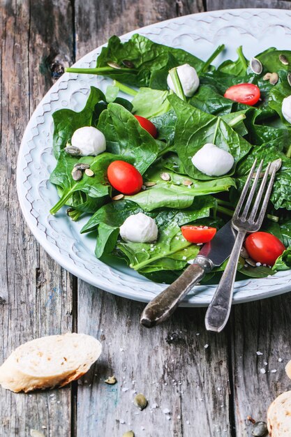 Salada de espinafre, tomate e mussarela