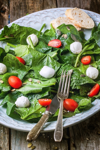 Salada de espinafre, tomate e mussarela