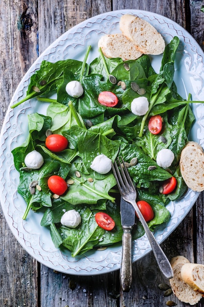 Salada de espinafre, tomate e mussarela