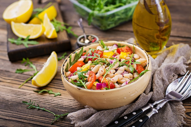 Salada de feijão branco cannellini. salada vegana. menu de dieta