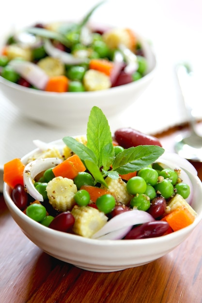 Foto salada de feijão e ervilhas