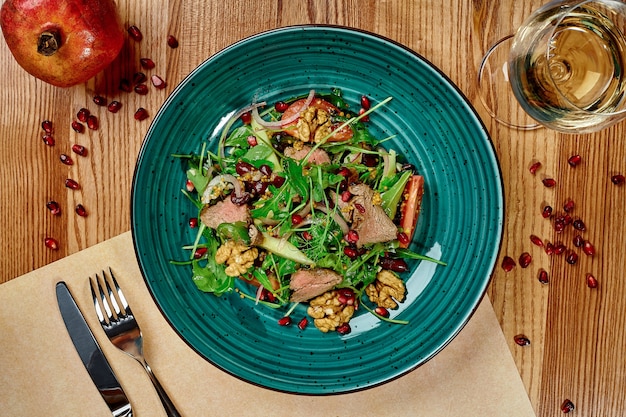 Salada de feijão vermelho e vitela com verduras e legumes