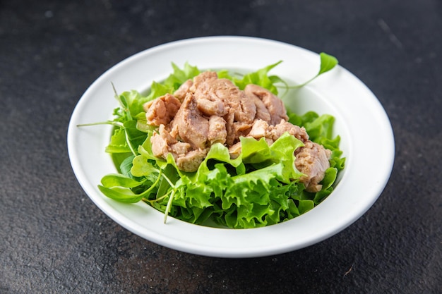 Salada de fígado de bacalhau fresco frutos do mar refeição saudável lanche na mesa cópia espaço comida fundo rusti