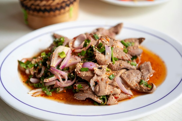 Salada de fígado picante caseira tradicional comida tailandesa do nordeste com fundo desfocado