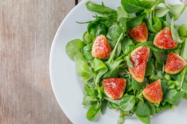 Salada de figo saudável com alface e rúcula de cordeiro e outros vegetais.