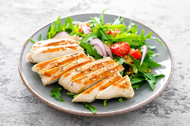 Salada de filé de frango com legumes frescos e rúcula Salada de legumes frescos de tomate rúcula cebola e peito de frango grelhado