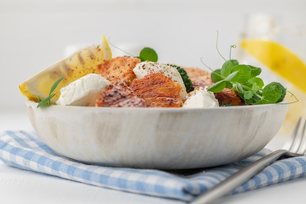 Salada de filé de salmão assado com legumes frescos, cream cheese, limão e microgreens. Alimentação saudável. Dieta cetogênica. Fechar-se.