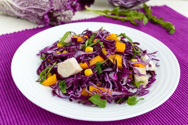 Salada de fitness de vitamina fresca de repolho roxo, pimentão, milho, rúcula. Dietas veganas.