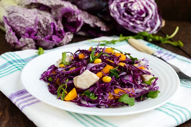 Salada de fitness de vitamina fresca de repolho roxo, pimentão, milho, rúcula. Dietas veganas.