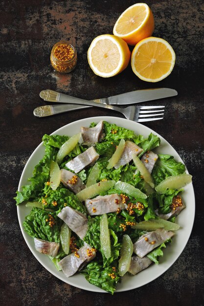 Salada de fitness saudável com limão e peixe.