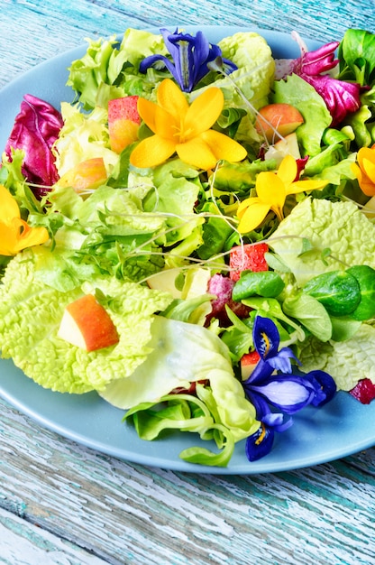 Foto salada de flores comestíveis