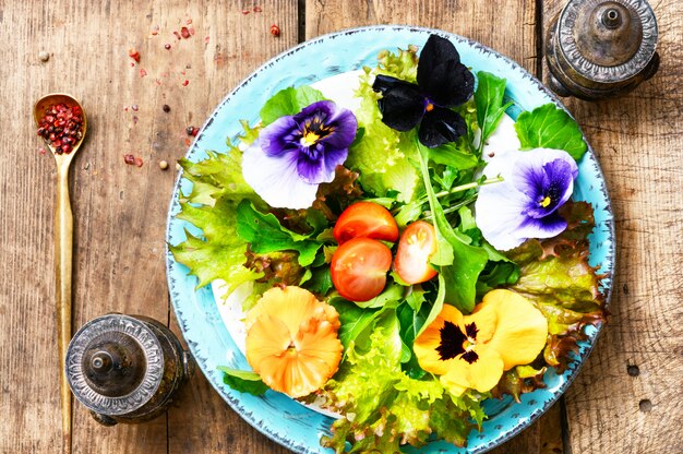 Salada de flores da primavera