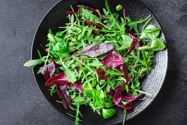 Salada de folhas de alface com vegetais misture porção de verduras na mesa refeição saudável lanche