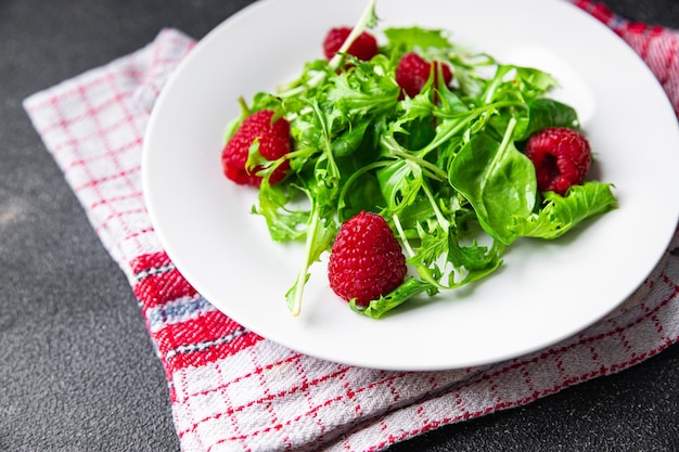 salada de framboesa folhas verdes mix salada refeição saudável comida lanche na mesa cópia espaço comida