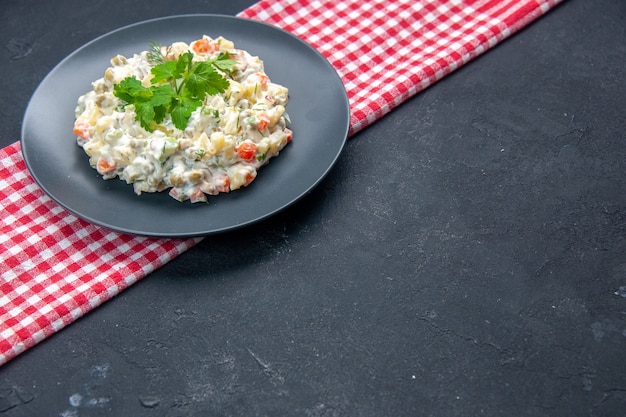 salada de frango à base de mayyon com verduras dentro do prato na superfície escura refeição de lanchonete cor de comida horizontal misturada