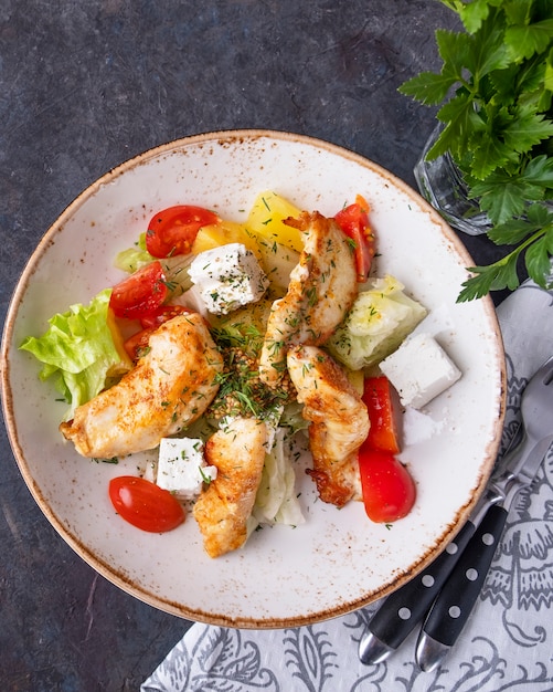 Salada de frango, abacaxi, tomate, queijo e alface