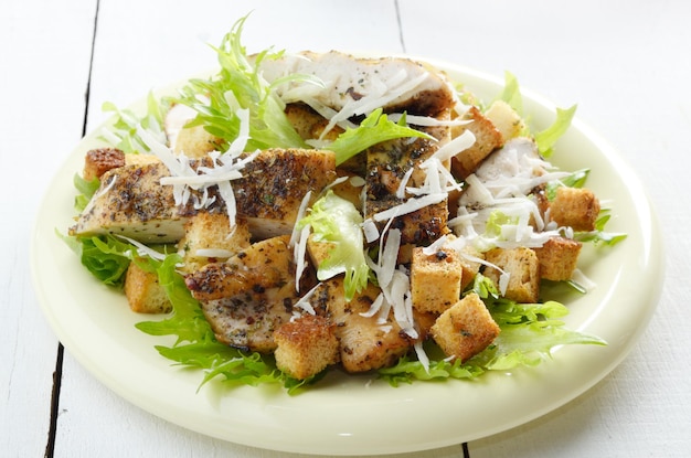 Salada de frango Caesar na mesa branca