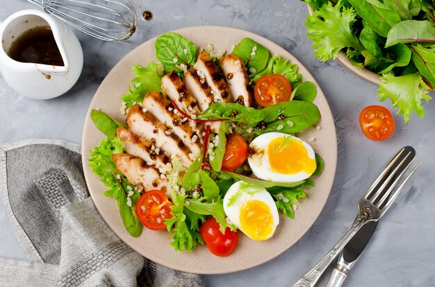 Salada de frango com legumes e tomate cereja