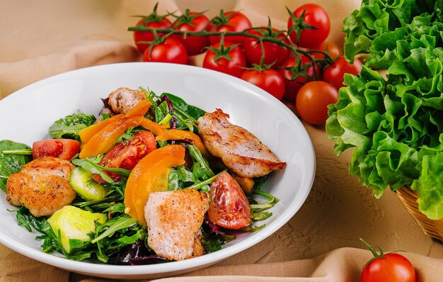 Salada de frango fresco e saudável com vegetais