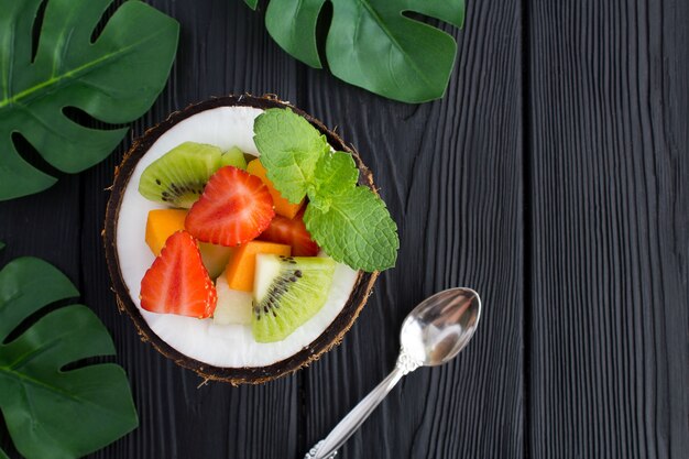 Salada de frutas ao meio coco