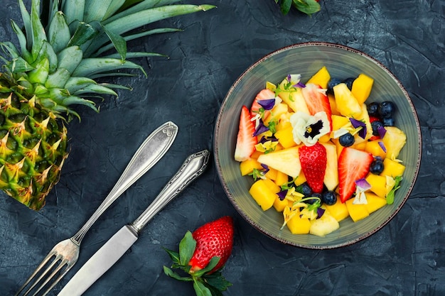 Salada de frutas brilhante com flores