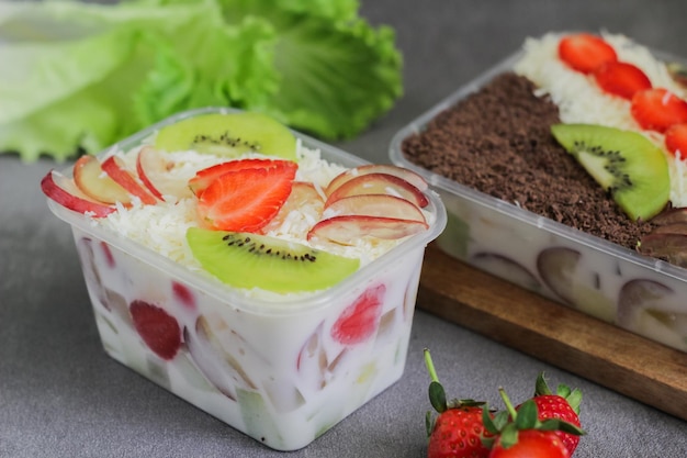 Salada de frutas coberta com morangos fatiados de chocolate com queijo e kiwi alimentos saudáveis e adequados para dieta