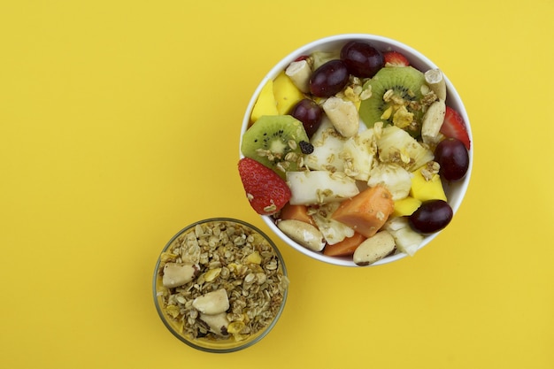 Salada de frutas com castanhas e granola em uma tigela