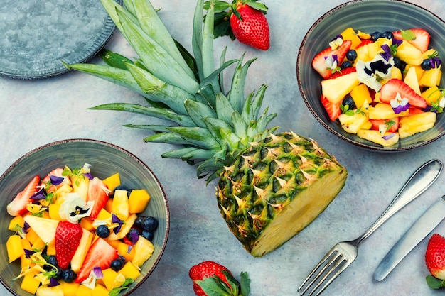 Salada de frutas com flores comestíveis