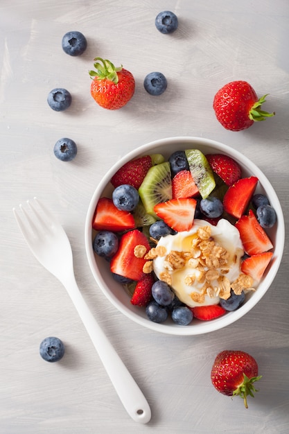 Salada de frutas com iogurte e granola no café da manhã saudável