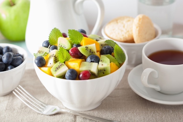 Salada de frutas com manga kiwi blueberry no café da manhã