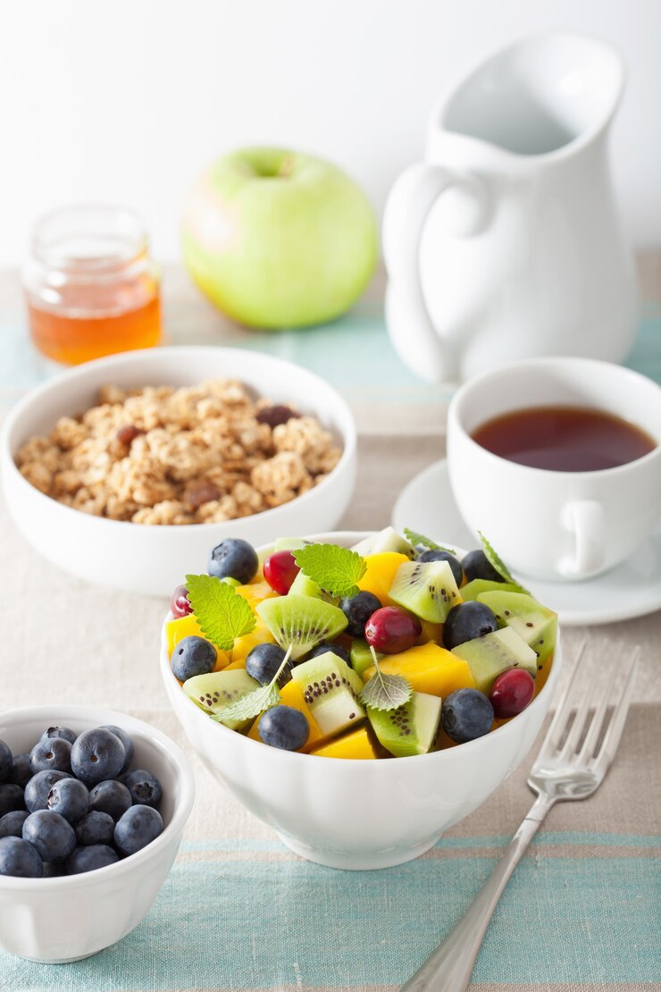 Foto salada de frutas com manga kiwi blueberry no café da manhã