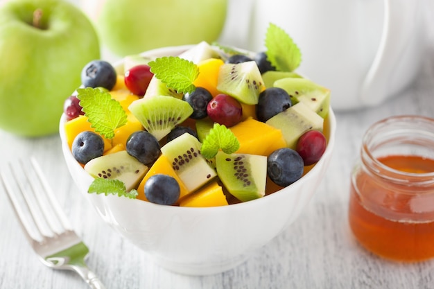 Salada de frutas com manga kiwi blueberry no café da manhã