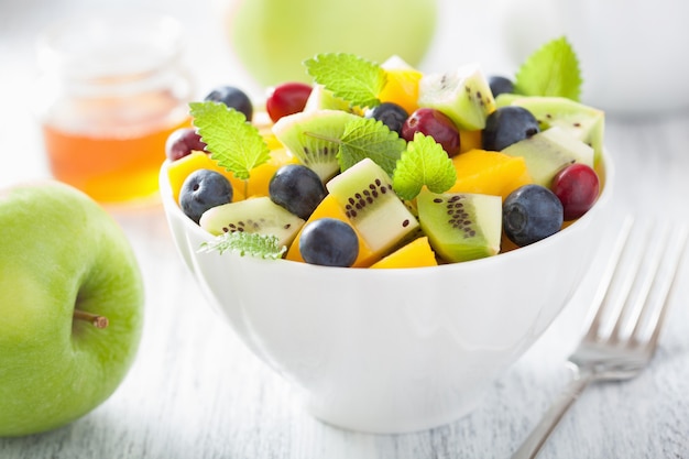 Salada de frutas com manga kiwi blueberry no café da manhã