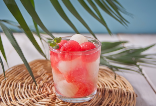 Salada de frutas com melão e bolas de melancia em vidro