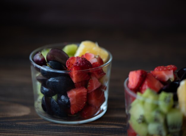 salada de frutas com morango, laranja, uva e kiwi