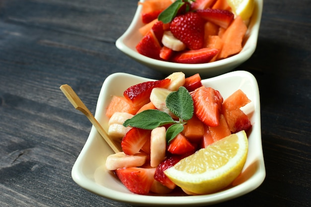 Salada de frutas com morangos, melão amarelo e banana