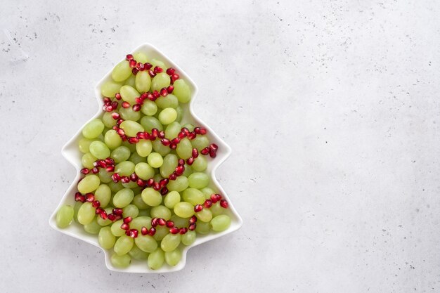 Salada de frutas da árvore de natal com uvas e romã