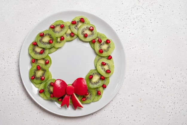 Salada de frutas de guirlanda de natal com kiwi e romã