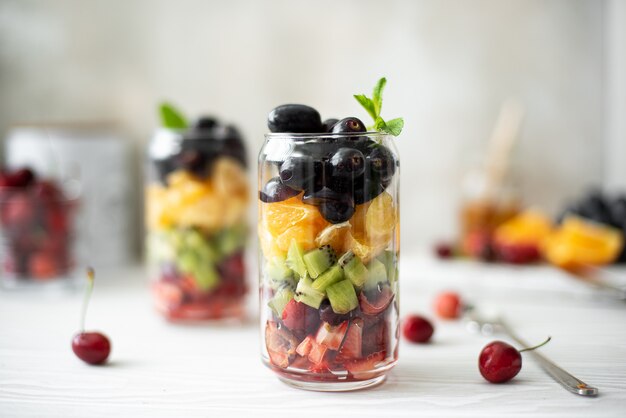 Salada de frutas de morangos, cerejas, kiwi, laranja e uvas