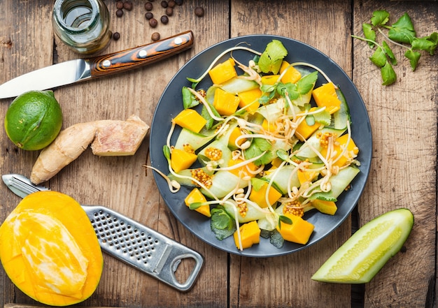 Salada de frutas de vegetais com couve