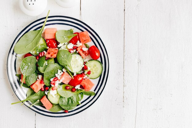 Salada de frutas e vegetais em placa