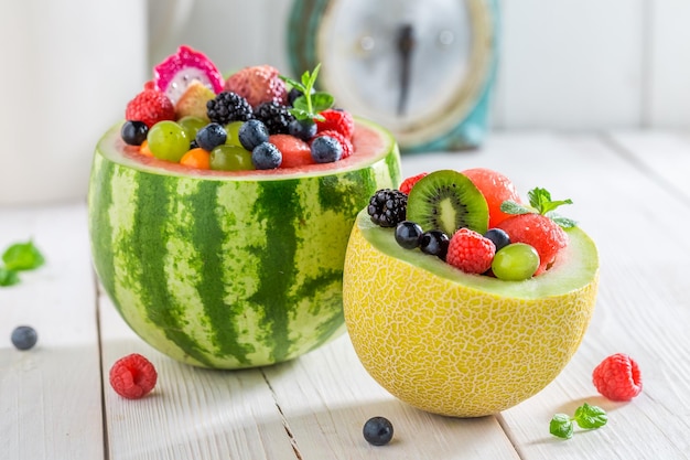 Salada de frutas em melancia e melão com frutas vermelhas